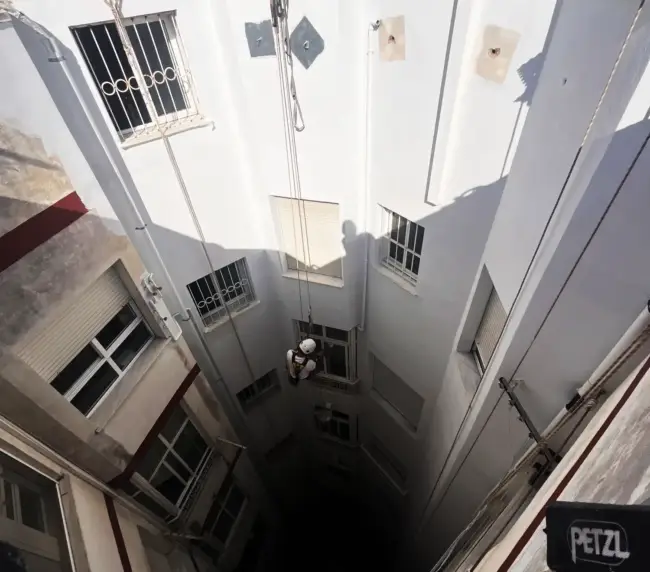 Trabajos verticales realizados en Alicante y Murcia Verticons - Trabajos Verticales en Alicante y Murcia. Impermeabilizaciones, pintura de fachadas, limpieza de cristales y todos los servicios que tu fachada necesite