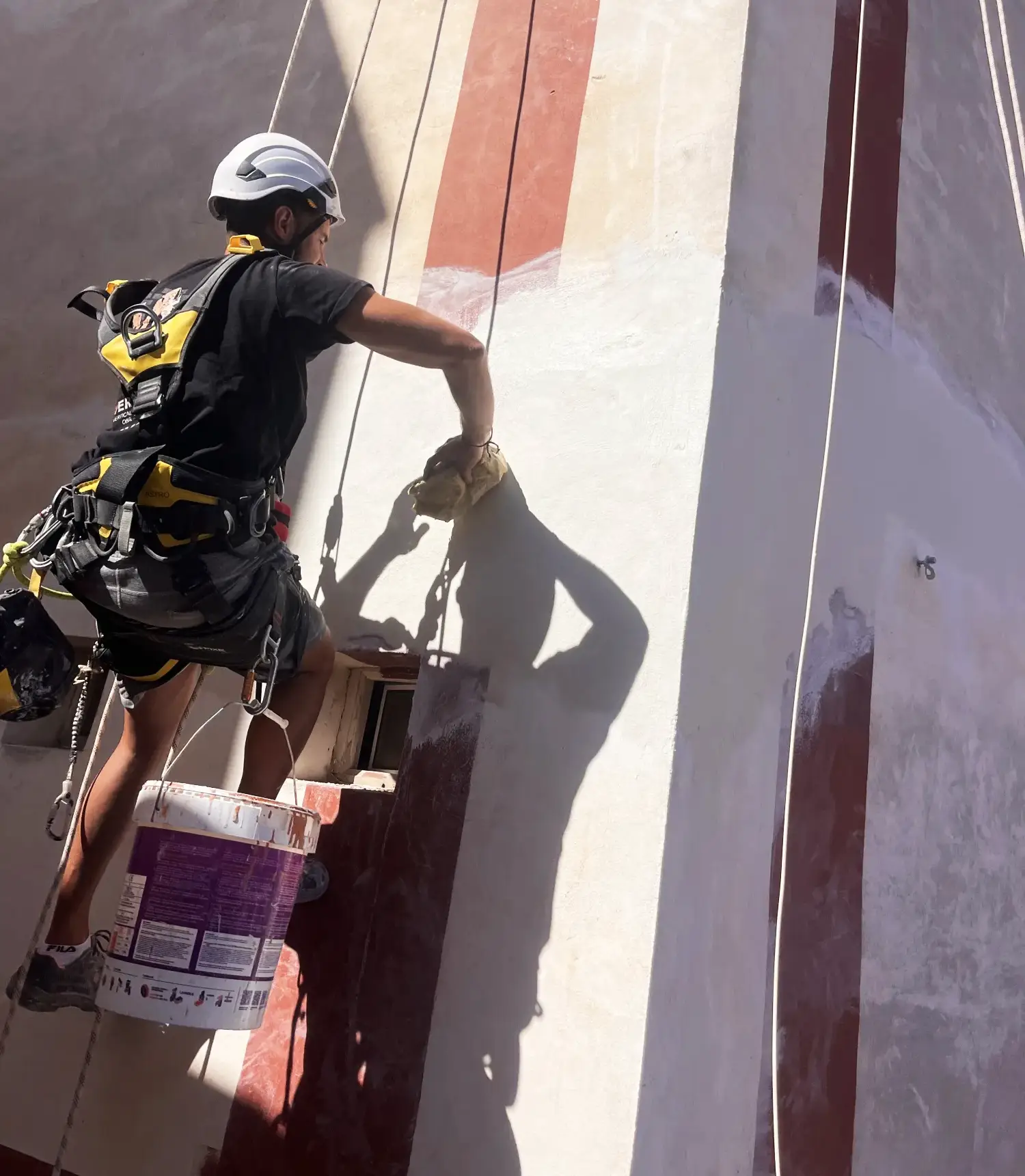 Trabajos verticales en fachada realizados por Verticons