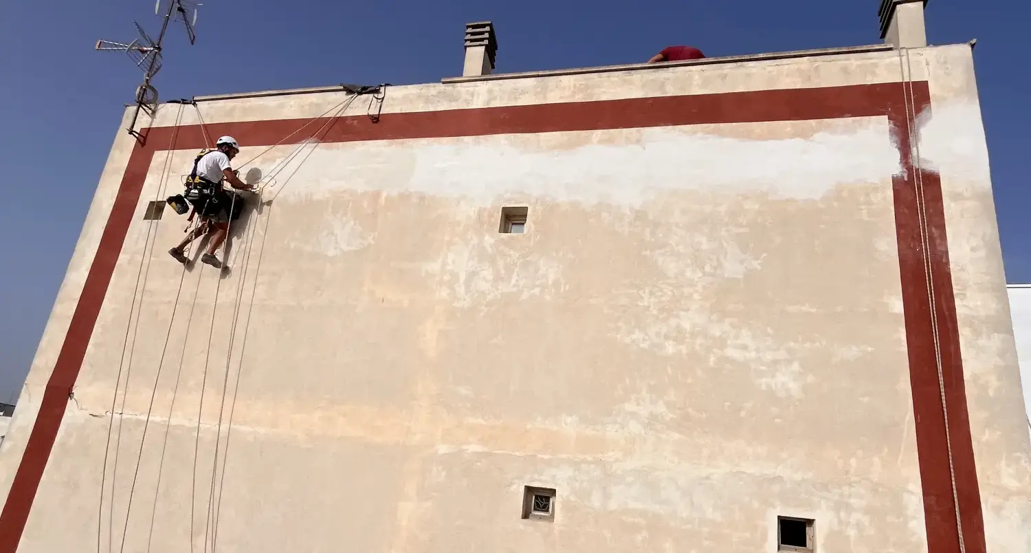 Equipo de Verticons realizando trabajos verticales en la fachada de un edificio en Alicante