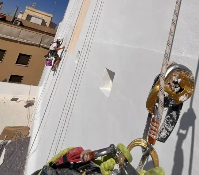 Trabajos verticales realizados en Alicante y Murcia Verticons - Trabajos Verticales en Alicante y Murcia. Impermeabilizaciones, pintura de fachadas, limpieza de cristales y todos los servicios que tu fachada necesite